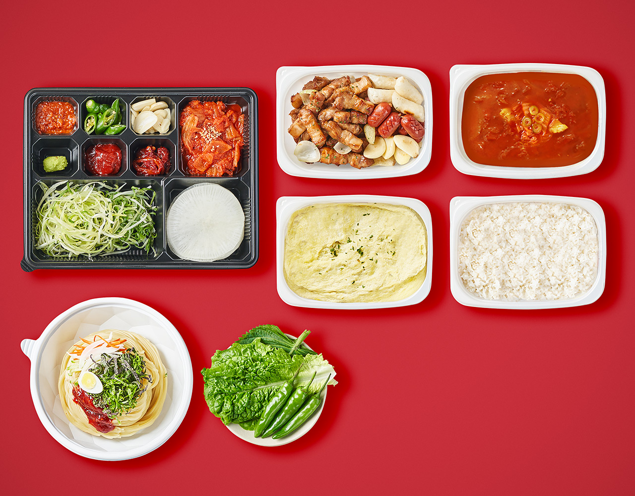 구성:  고기   9첩반찬   김치찌개   쌈   계란찜   밥2   면1